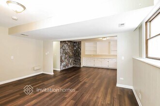 42 Holly Dr in Crystal Lake, IL - Foto de edificio - Building Photo