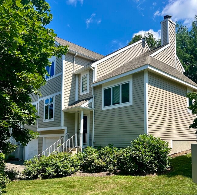 11 Essex Ct in Avon, CT - Building Photo - Building Photo
