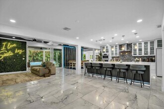 5624 Cape Leyte Dr in Siesta Key, FL - Building Photo - Building Photo