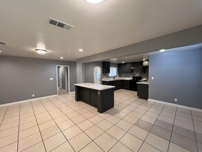 901 White Ln in Bakersfield, CA - Building Photo - Building Photo