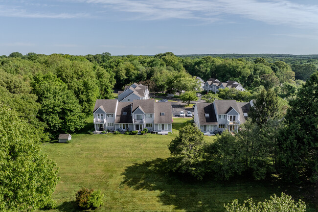 Victoria Manor in Clinton, CT - Building Photo - Building Photo