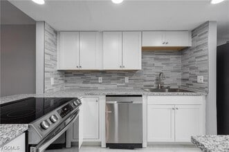 2244 Winkler Ave in Ft. Myers, FL - Foto de edificio - Building Photo