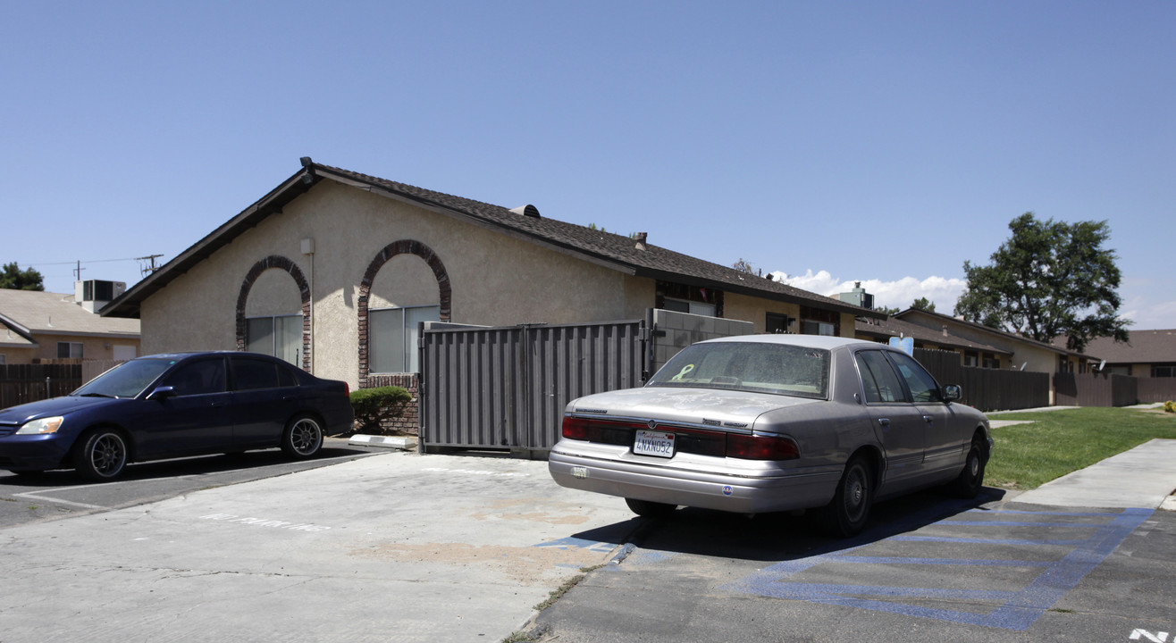 Mesa Garden Apartments in Hesperia, CA - Building Photo