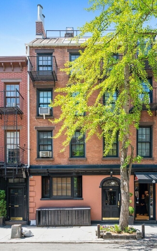 396 Bleecker St in New York, NY - Building Photo - Building Photo