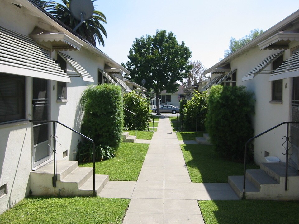 243 W Colorado Blvd in Monrovia, CA - Foto de edificio