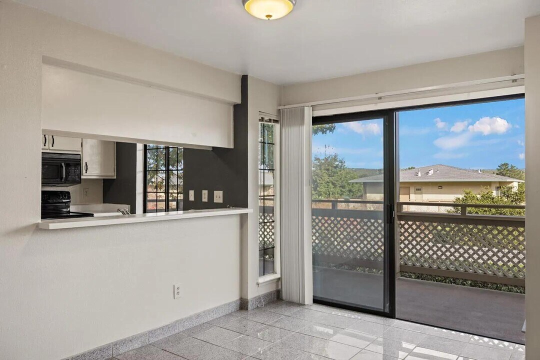 230 Pheasant Ridge Rd in Del Rey Oaks, CA - Building Photo