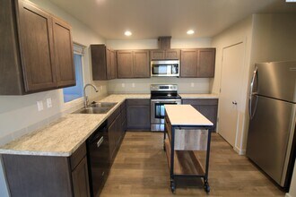 605 Cedar Ave in Pasco, WA - Foto de edificio - Building Photo