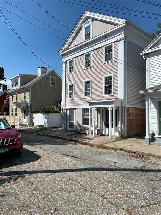 22 Pearl St in Stonington, CT - Building Photo