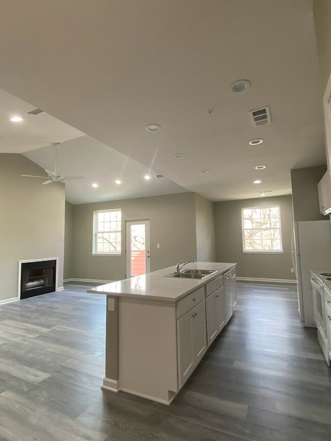 1305 W Villa Maria Rd, Unit B-103 in Bryan, TX - Building Photo - Building Photo