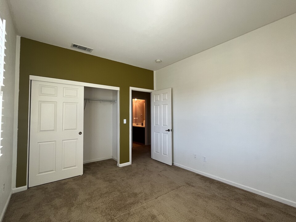 1037 Morning Glory Way in Oakley, CA - Building Photo