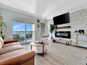 2506 N Rocky Point Dr in Tampa, FL - Building Photo - Building Photo