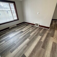 910 Dakin St in Lansing, MI - Building Photo - Building Photo