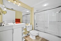 242 Washington Ave, Unit 1104 in Miami Beach, FL - Building Photo - Building Photo