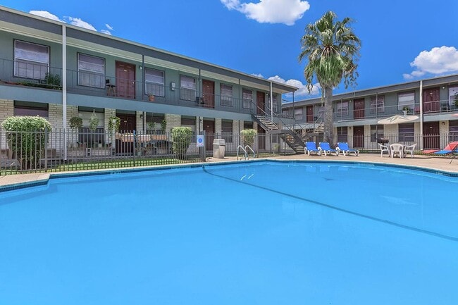 Leon Trace Apartments in San Antonio, TX - Building Photo - Building Photo