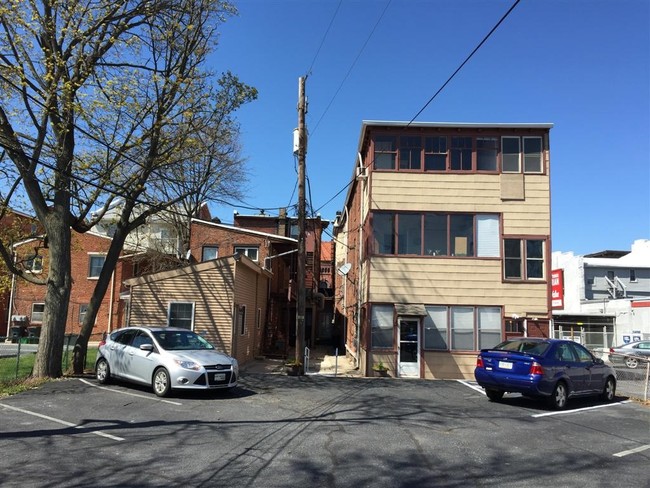 33-35 W Main St in Mechanicsburg, PA - Foto de edificio - Building Photo