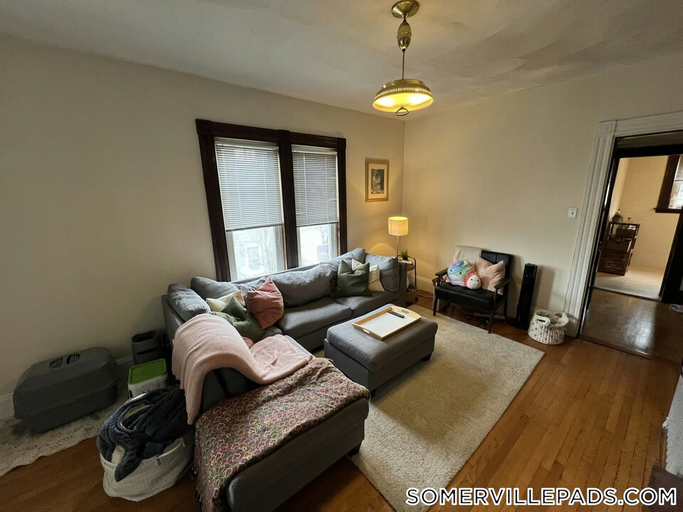 211 Holland St in Somerville, MA - Building Photo