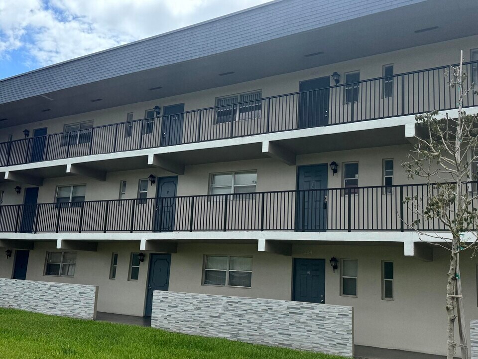 7820 S Colony Cir in Tamarac, FL - Building Photo