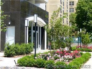 30 Glenbrook Rd in Stamford, CT - Building Photo