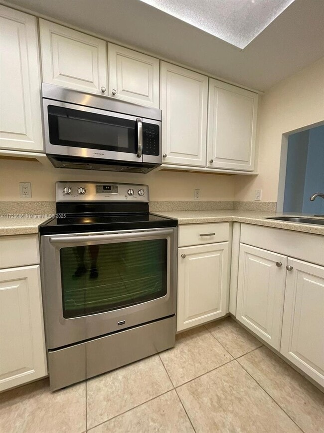 105 Royal Park Dr in Oakland Park, FL - Foto de edificio - Building Photo