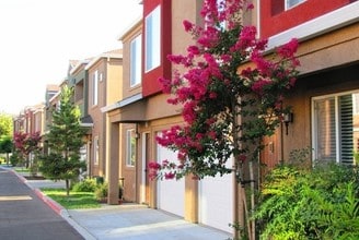 Court of Fountains Townhomes in Los Banos, CA - Foto de edificio - Building Photo