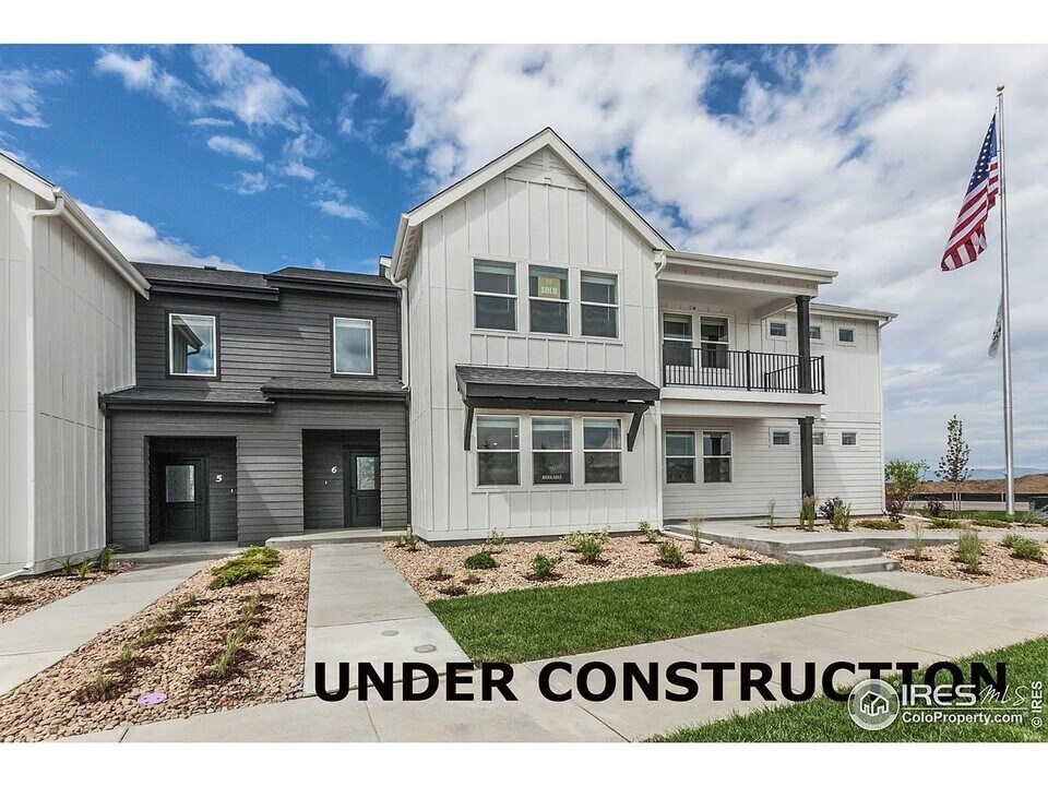 2290 Setting Sun Dr in Windsor, CO - Foto de edificio