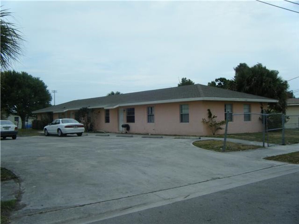 1220 Avenue L in Fort Pierce, FL - Building Photo