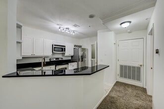 3334 Peachtree Rd NE, Unit Apt 302 in Atlanta, GA - Foto de edificio - Building Photo