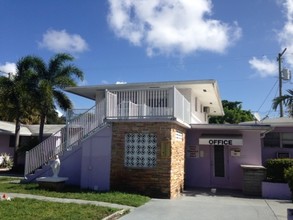 Hollywood Host Apartments in Hollywood, FL - Building Photo - Building Photo