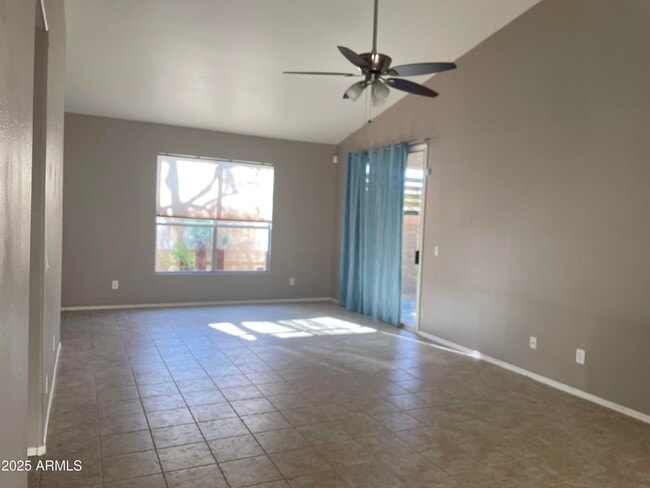 2204 E Crest Ln in Phoenix, AZ - Building Photo - Building Photo
