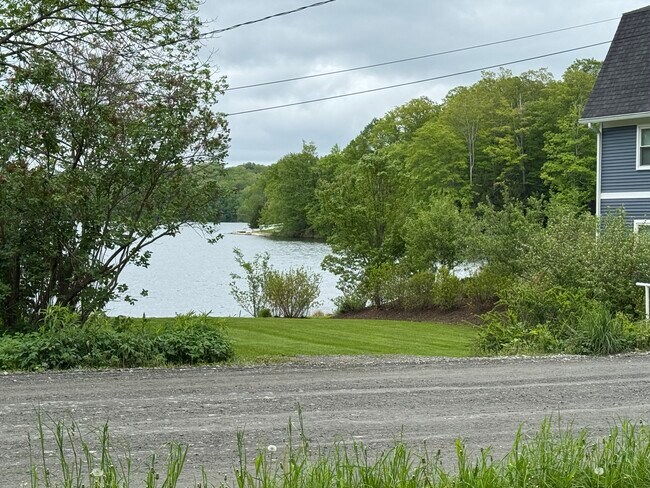 129 Shore Rd in Pittsfield, MA - Building Photo - Building Photo