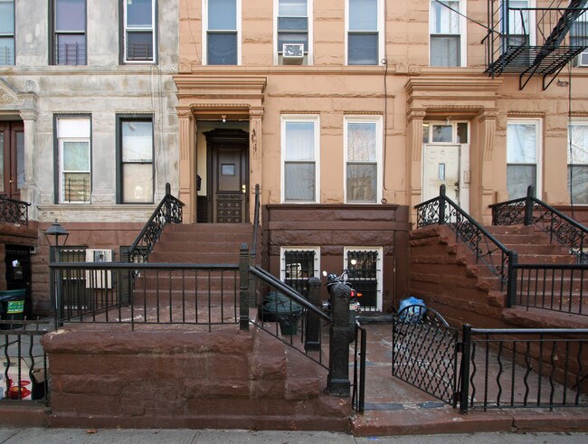 524 Putnam Avenue in Brooklyn, NY - Foto de edificio - Building Photo