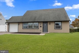 41 Jewel Ln in Levittown, PA - Building Photo