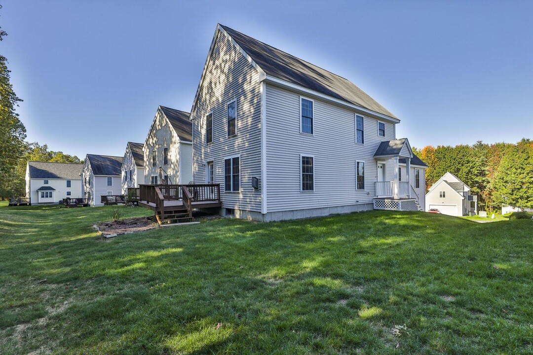 98 Barbara Ln in Hudson, NH - Building Photo