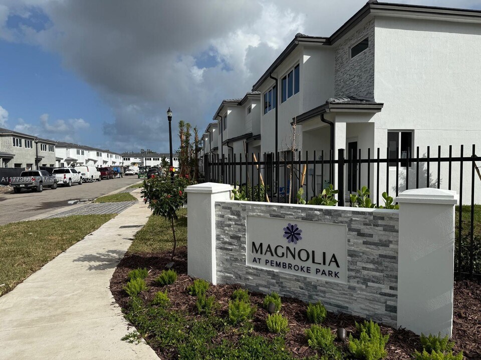 5060 SW 37th St in West Park, FL - Building Photo