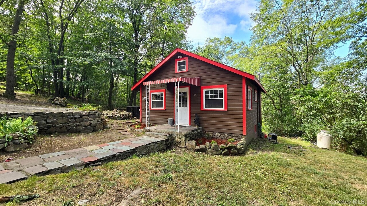 35 Cooper Rd in Monroe, NY - Building Photo