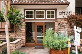 396 1st St in Los Altos, CA - Foto de edificio - Building Photo