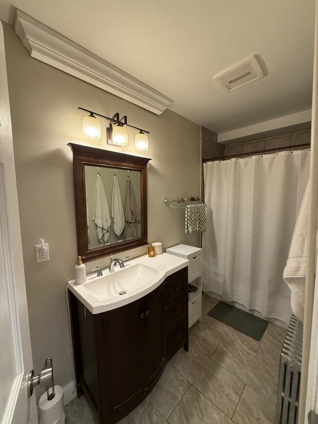 5 Henshaw St in Newton, MA - Building Photo - Building Photo