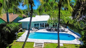 1325 Marseille Dr in Miami Beach, FL - Building Photo