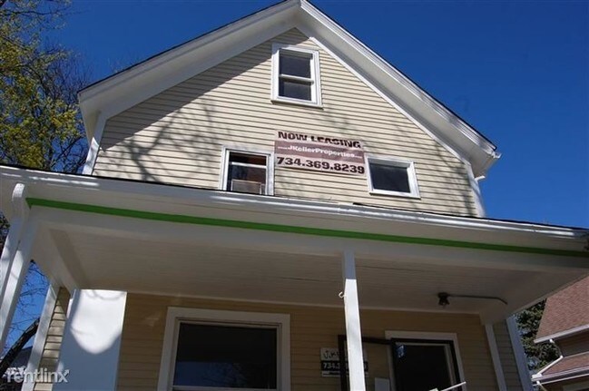 917 Sylvan Ave in Ann Arbor, MI - Foto de edificio - Building Photo