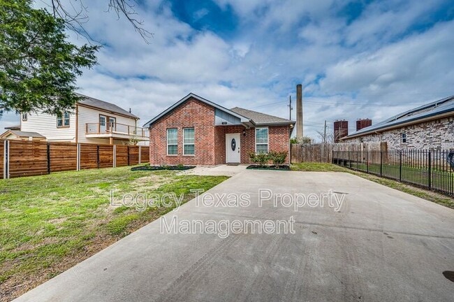 123 Peacock St in Cleburne, TX - Building Photo - Building Photo