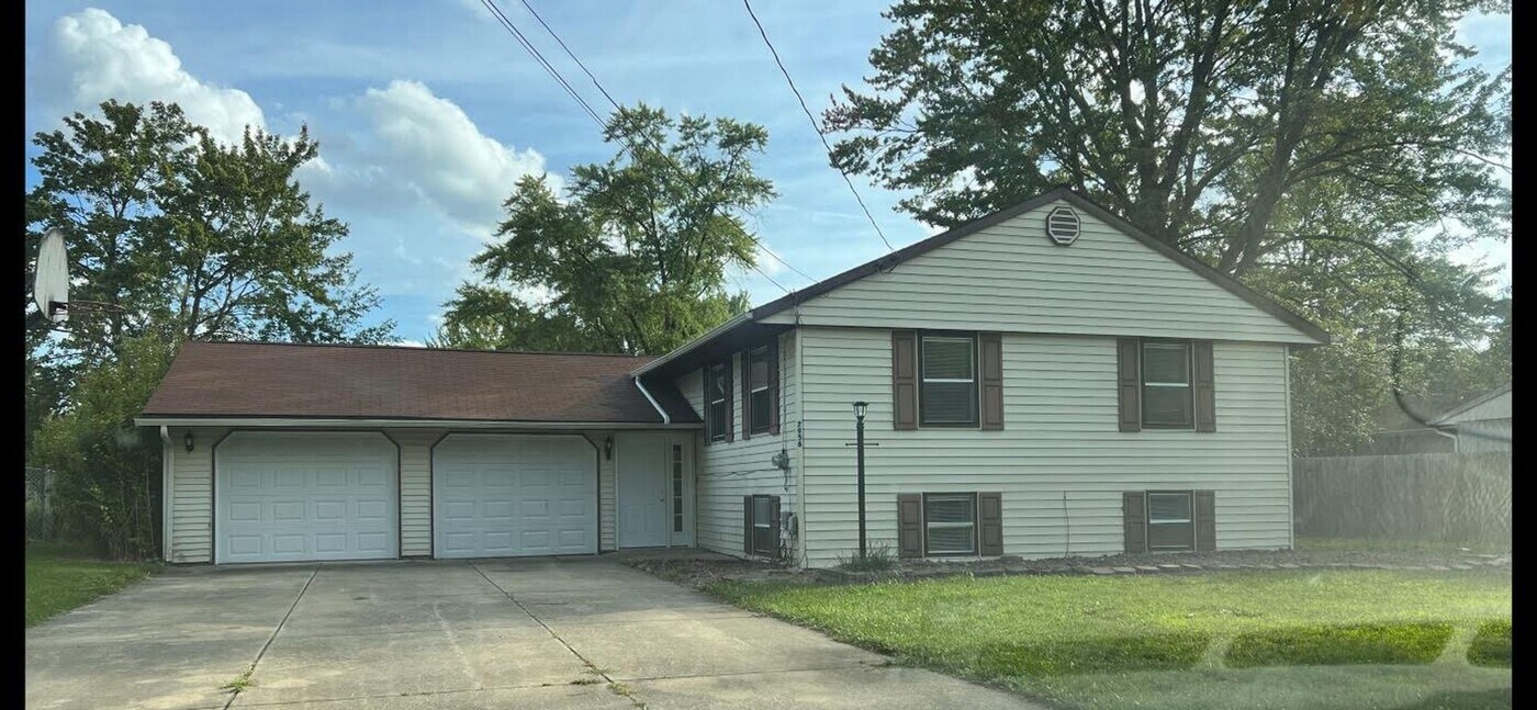 7956 Cherry Hill Dr NE in Warren, OH - Foto de edificio