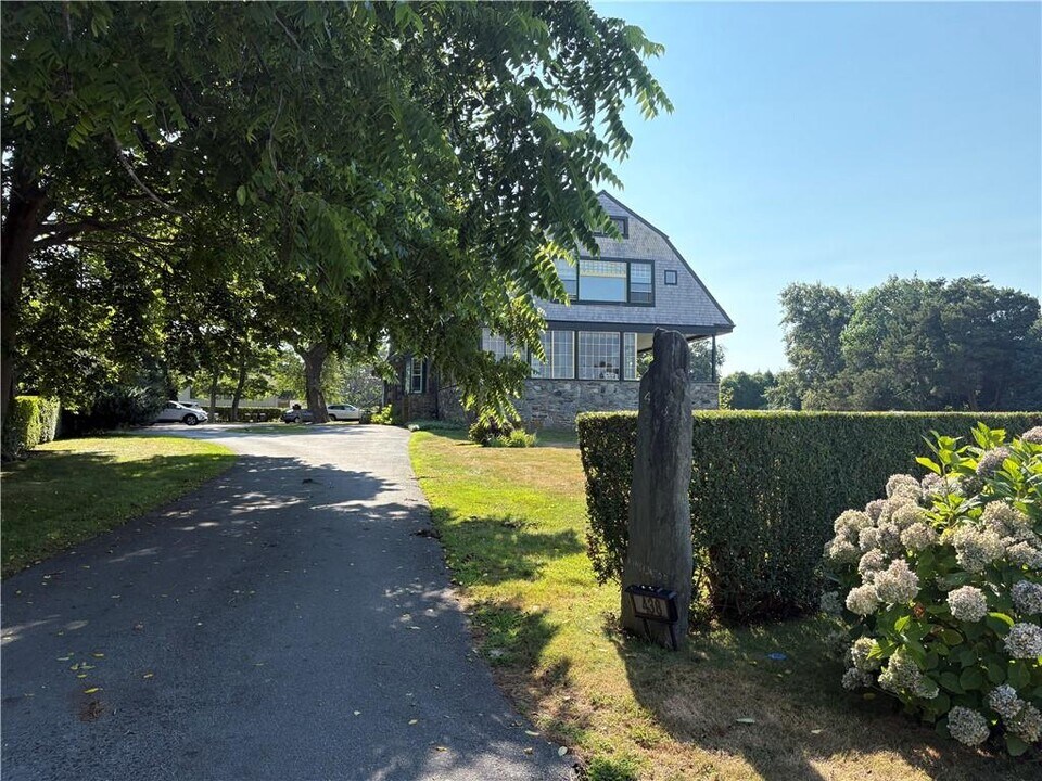 438 Wolcott Ave in Middletown, RI - Building Photo