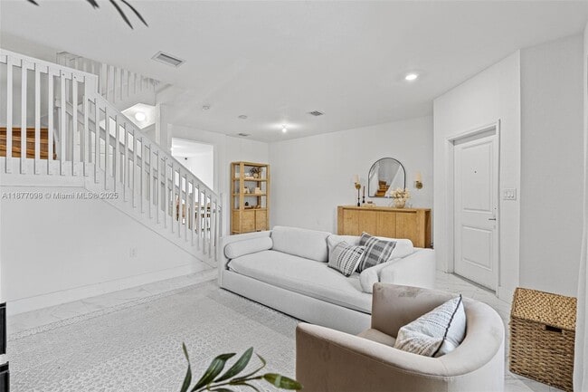 374 NE 214th St in Miami, FL - Building Photo - Building Photo