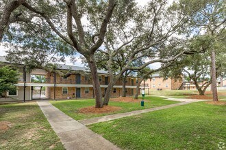 890 Royce St in Pensacola, FL - Foto de edificio - Building Photo
