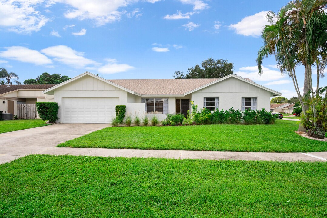1019 Larch Way in Wellington, FL - Building Photo