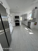 205 Locust Ave in West Long Branch, NJ - Foto de edificio - Building Photo