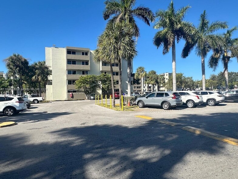 10000 NW 80th Ct, Unit 2541 in Miami Lakes, FL - Building Photo