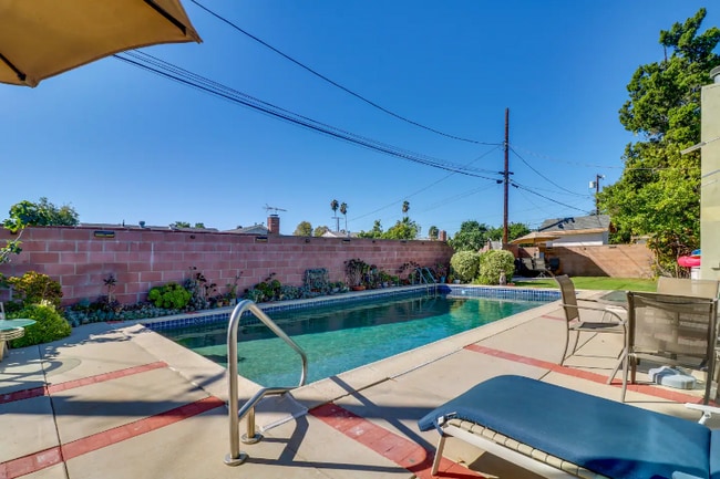 16332 Nordhoff St in Los Angeles, CA - Building Photo - Building Photo