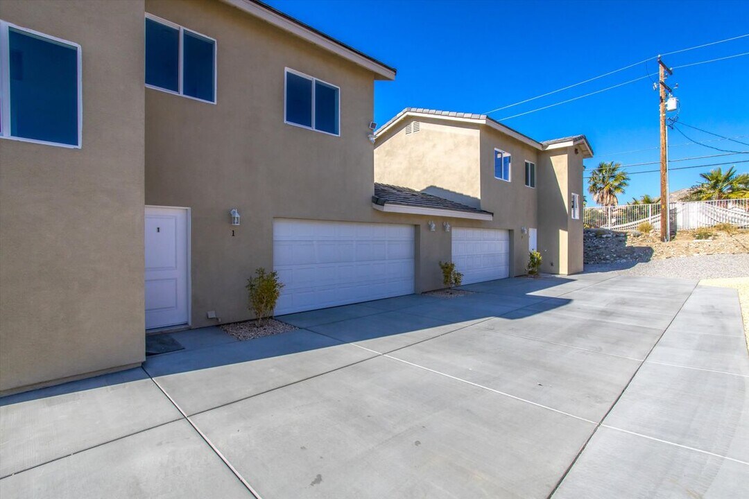22688 7th St in Desert Hot Springs, CA - Building Photo