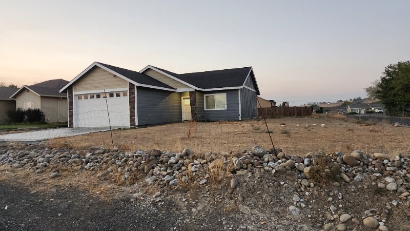 7618 McBeth Ln NE in Moses Lake, WA - Foto de edificio